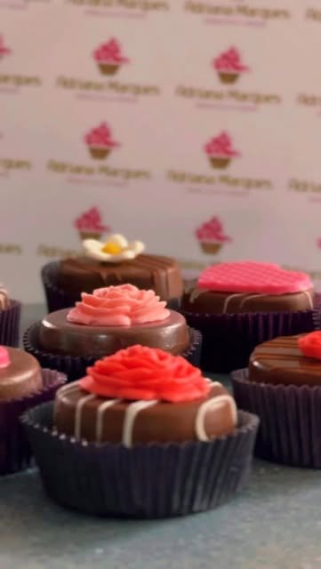 Doces de chocolate decorados com flores, publicados pela Adriana Marques